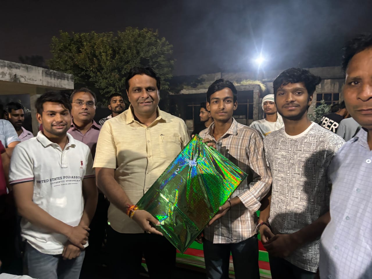 फरीदाबाद: गुरुवार को वार्ड नं. 2 के लोकप्रिय पार्षद राजेश डागर का जन्मदिन धूमधाम से मनाया गया